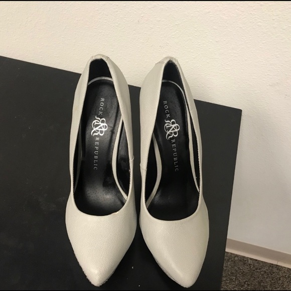 Rock & Republic Faux Snakeskin Gray Wedges - Picture 4 of 6